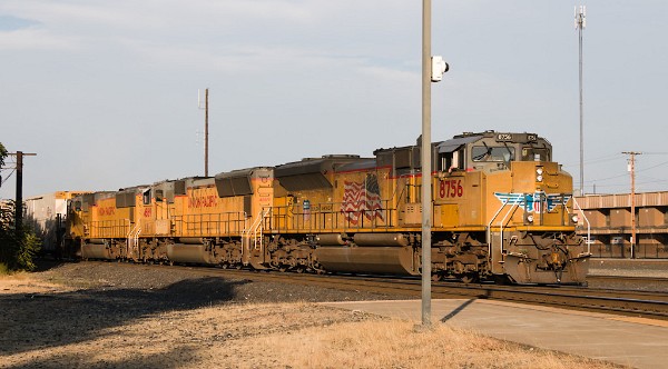 UP8756 (SD70ACe) - UP4869 (SD70M) - UP4289 (SD70M)