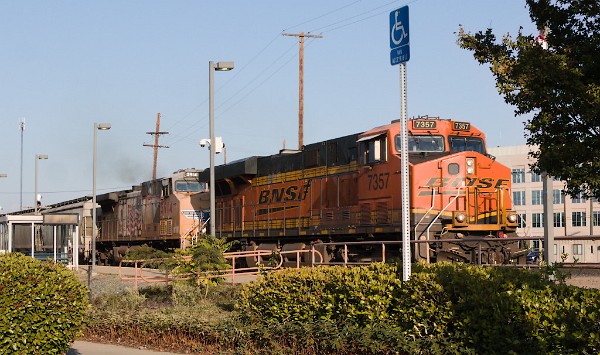 BNSF7357 (ES44DC) - UP5914 (C44ACCTE)