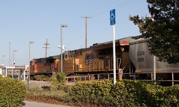 UP2598 (C45AH) - BNSF4400 (DASH 9-44CW)