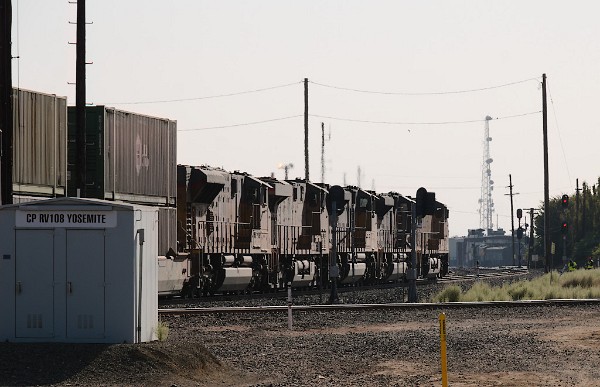 UP7466 (C45ACCTE) - UP8424 (SD70ACE) - UP8747 (SD70ACe) - UP7723 (C45ACCTE) - UP3052 (SD70AH)*