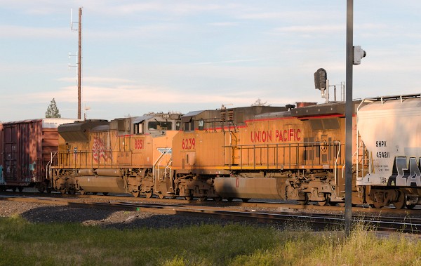 UP8851 (SD70AH) - UP6239 (C44AC)