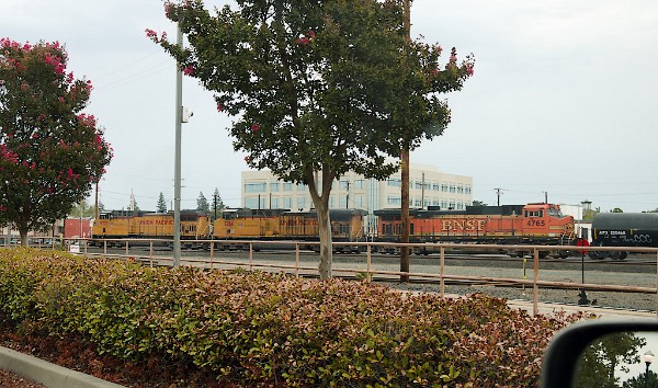 UP9770 (C44ACM) - UP7214 (C44AC) - BNSF4765 (DASH 9-44CW)