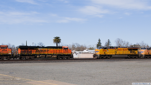 BNSF7218 (ES44DC) - BNSF5435 (DASH 9-44CW) -- UP5544 (C45ACCTE) - UP2677 (C45AH)