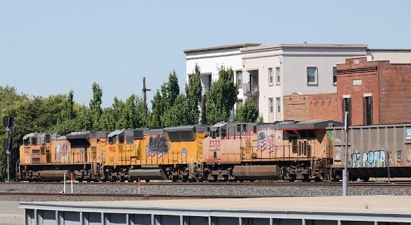 UP8467 (SD70ACe) - UP9910 (SD59MX) - UP5373 (C45ACCTE)