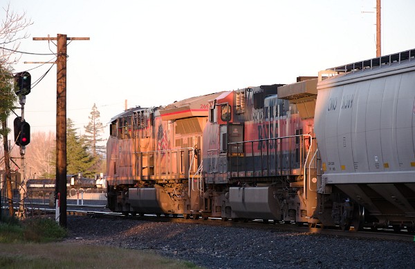 UP2694 (C45ACCTE) - BNSF1043 (DASH 9-44CW)