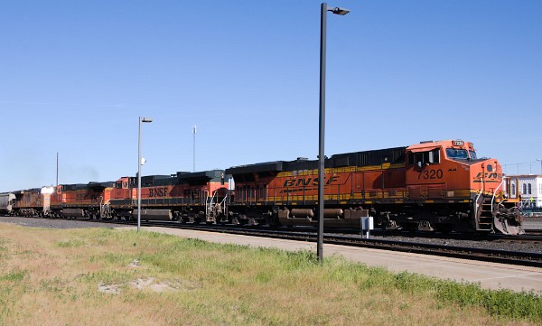 BNSF7320 (ES44DC) - BNSF1032 (DASH 9-44CW) - BNSF4673 (C44-9W) - UP7945 (C45ACCTE)