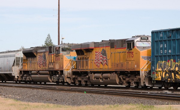 UP8546 (SD70ACe) - UP7775 (C45ACCTE)