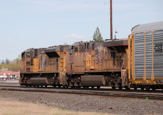 UP8726 (SD70ACe) - UP5377 (C45ACCTE)