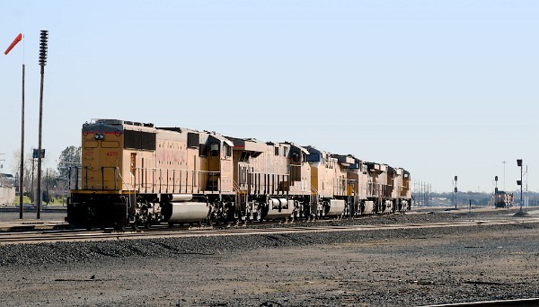 UP7804 (C45ACCTE) - UP7503 (C45ACCTE) - UP6045 (C44ACCTE) - UP5757 (C44ACM) - UP8046 (C45ACCTE) - UP4275 (SD70M)