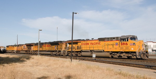 UP6916 (C44ACM) - UP8620 (SD70ACE) - UP2612 (C45AH) - UP8366 (SD70ACE)