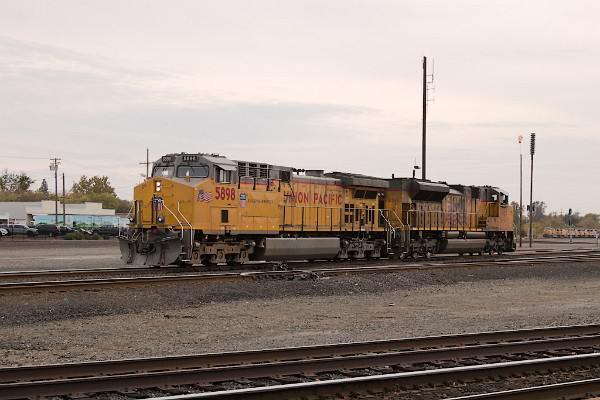 UP5898 (C44ACM) - UP8365 (SD70ACE)