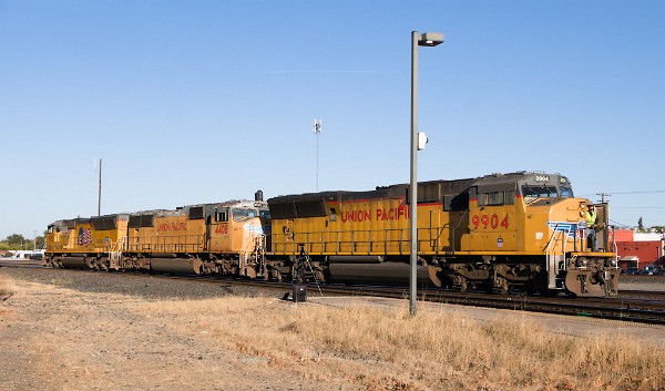 UP9915 (SD59MX) - UP4408 (SD70M) - UP9904 (SD59MX)