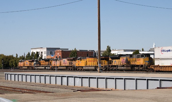 UP7903 (C45ACCTE) - UP1989 (SD70ACe) - UP7869 (C45ACCTE) - UP6891 (C44ACM) - UP8669 (SD70ACe)