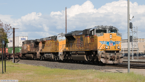 UP9056 (SD70AH) - UP5639 (C44ACM) - UP5585 (C44ACCTE)