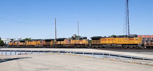 UP7819 (SD70ACe) - UP6886 (C44AC) - UP8587 (SD70ACe) - UP5868 (C44ACM)