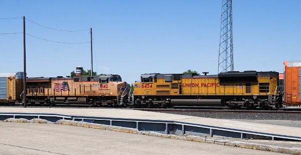UP8454 (SD70ACE) - UP8142 (C45AH)