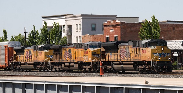 UP8810 (SD70ACe) - UP6668 (C44AC) - UP8785 (SD70ACe)